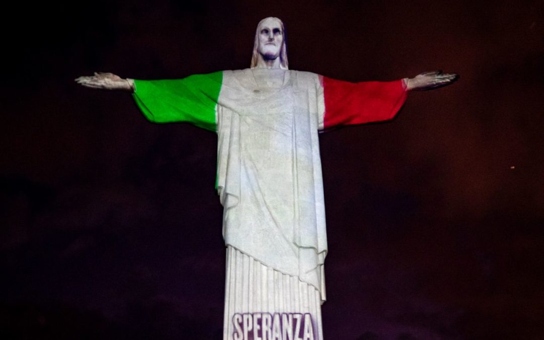 COVID-19, il Cristo di Rio indossa il camice per omaggiare i medici